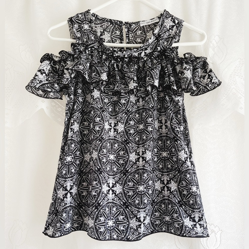 Cute Ruffled Cold-Shoulder Top